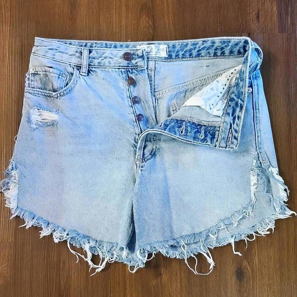 Super cute distressed denim shorts from Twenty-Seven 🤍✨ Size 27